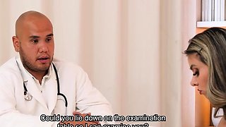 La ninfómana se entrega al doctor en la consulta médica