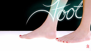 Hot Snatches and Sweaty Toes: Lesbian Gym Footworship Fantasy!!