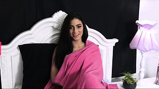 Indian babe Jamsine Vega tease in bed