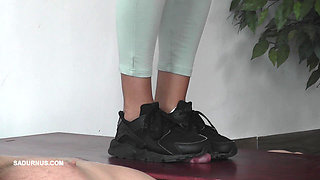 While Nomi Is on the Phone, the Slave Has an Orgasm