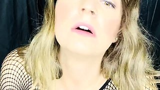 Large amateur cam woman uses two of her toys to masturbate