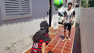 Os Irmos Jogando Futebol Acabou Numa Foda No Carro