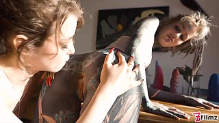 Anuskatzz squirts all over Eden Ivy