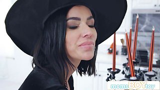 MomLover.com featuring Venus Valencia's big ass clip