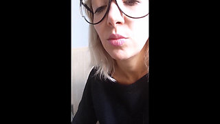 Smokin Fetish! See How I Relax Myself on the Wc with Cigarettes