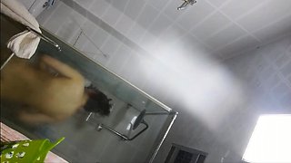 【シャワーを浴びて飲み物を飲む】容姿も気