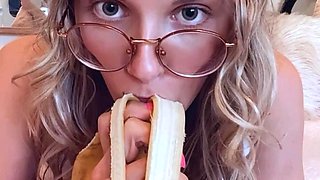 Very hot amateur thai teen girl toying her pussy on cam