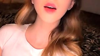 Webcam skinny brunette plays her squirt pussy
