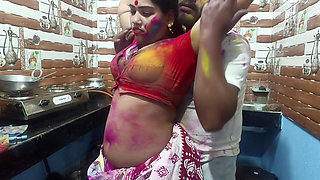 Beautiful Bengali Bhabhi Enjoy Holi Special with Her Neighbours Applied Lot of Colors in Hindi