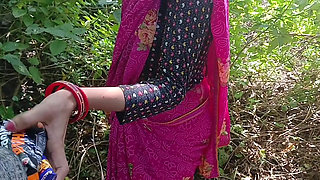 Gaon ki bhabhi ko jungle mein le jakar Hindi mein chudai ki