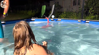 Luca makes Lexi cum in the pool