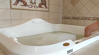 I Bathed My jungle in a Jacuzzi. Hairy Woman Wery Wet