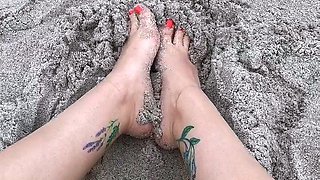Amateur Foot Fetish Girlfriend Sucks and gives a Footjob