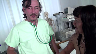 Big ass mature gets her ass smashed in threesome