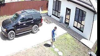 Der vollbusige Teenager erwischte BFs Schwanz im Freien!