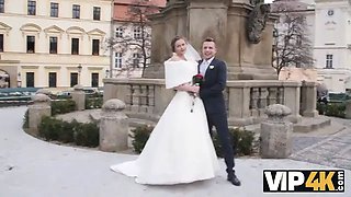 Vip4k. beauté en robe de mariée suce une nibble d'étrangers et se fait baiser