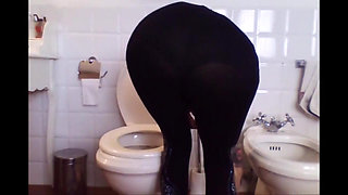 Smokin Fetish! See How I Relax Myself on the Wc with Cigarettes