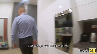 Hunt4k. une jeune fille en costume stringent et en lingerie beautiful montre ses compétences sexuelles