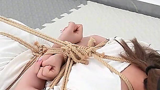 My Girlfriend Was Bound and Tied up with Rope, Experienced a Vibrating Orgasm, and Was Barefoot.
