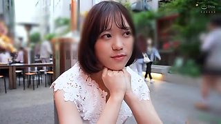 清楚な美女がキスから始まるエッチで乳首愛撫とバイブ責めで感度高まる