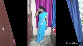 Mother in a blue sexy saree, video