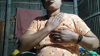 Bangladeshi woman masturbates herself