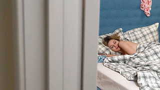 Sexy Blonde With a Nice Body Jerks Off Her Pussy On Bed