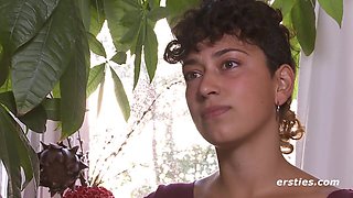 Ersties - Lexi masturbiert erst zart, dann hart