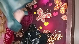 The newlywed bride was fucked in missionary position by her husband and he released all his semen into her tight pussy.