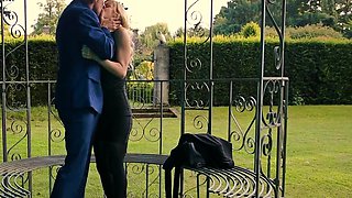 Outdoor sex with hot MILF Alexis Fawx