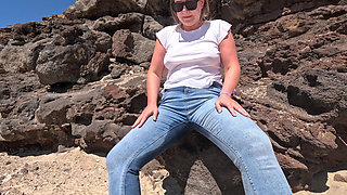 Casual Beach Pee - Jeans Wetting Outdoors