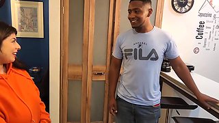 The Pizza Deliveryman Fucks The Customer For Bo Pay! Underneath The Diver Finds The Huge Boobs And C