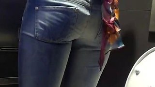 Julie Skyhigh - Pissing
