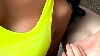 Slutty Babe Gives Amateur Blowjob to Huge Cock at Gym
