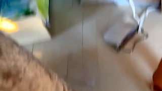 mina offre son cul au chaud sur la terrasse