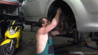 Mechanic polishes sexy babe's face with new sperm