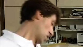 Deutsche MILF mit groen Titten nimmt es mit Riesenschwanz a