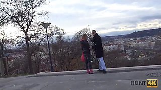 Hunt4k. la ragazza civettuola jenifer crimson con un bel piercing è pronta a scopare per soldi