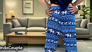 Teman enak laki-laki istri pulang untuk bermain dengannya di ruang tamu . Ice cream on dick she eats cum with ice-cream