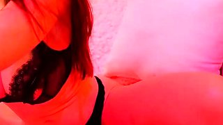 Brunette solo masturbation on webcam
