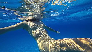 Stunning Girl Swims Nude on Public Beach