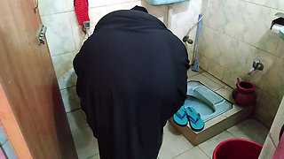 Indian Muslim Hot MILF Aunty gets anal fucked by Neighbor Guy When She was Washing Cloths in Toilet