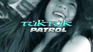 Cute Teen Sex With Bespeckled Bangkok Hottie On Tuk Tuk Patrol