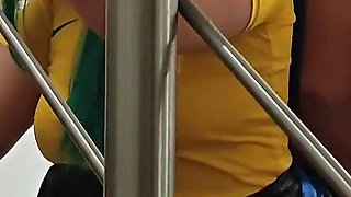 Brazilian Miku Gets Stuck on the Stairs and Kaito Gives Her More Than a Hand