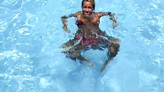 Sophie Moone shows off her nice bikini body by the poolside