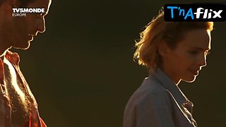 Claire Keim Culo, Milk cans Vignette in Jusqu'au Bout Du Monde