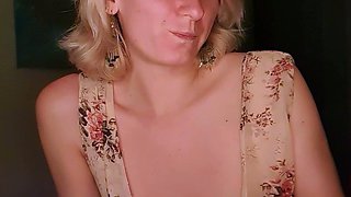 Amateur Webcam Cute Teen Plays Solo with Big Dildo