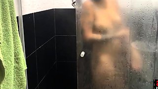 Minha amiga e eu nos pegamos no banho em um momento