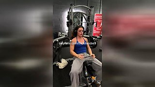18yo Gym Lady Sprays on Insta Live