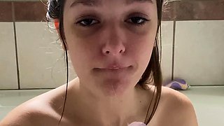 Cute amateur teen girl toying her pussy in bed on cam